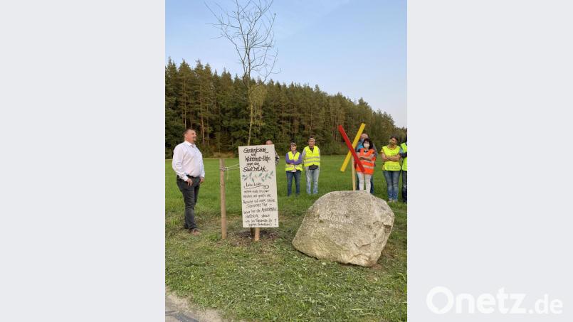 Störnsteins Bürgermeister Markus Ludwig (links) an der Seite der Trassengegner; hier bei der Aufstellung eines Gedenksteins an der Widerstandseiche, die direkt an der Trasse liegt. Archivbild: Eichl