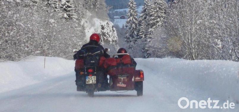 Dieses Bild gibt wohl am besten die Faszination des Winterfahrens wieder: Einsame weiße Straßen, angezuckerte Wälder und blauer Himmel. Bild: mfh
