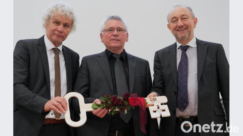 Drei Mal Wolfgang: Architekt Wolfgang Obel (Mitte) überreichte Landrat Wolfgang Lippert (links) und Schulleiter Wolfgang Eckstein den &quot;goldenen Schlüssel&quot;. Bild: tr