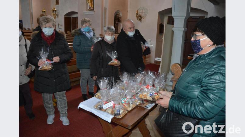 Selbstgebackene Plätzchen gab es für die Senioren beim Hinausgehen aus der Pfarrkirche. Gebacken hatten die süßen Überraschungen die Mitglieder des Leonberger Seniorentreffs mit Seniorenbeauftragter Gertrud Männer (rechts). Bild: jr