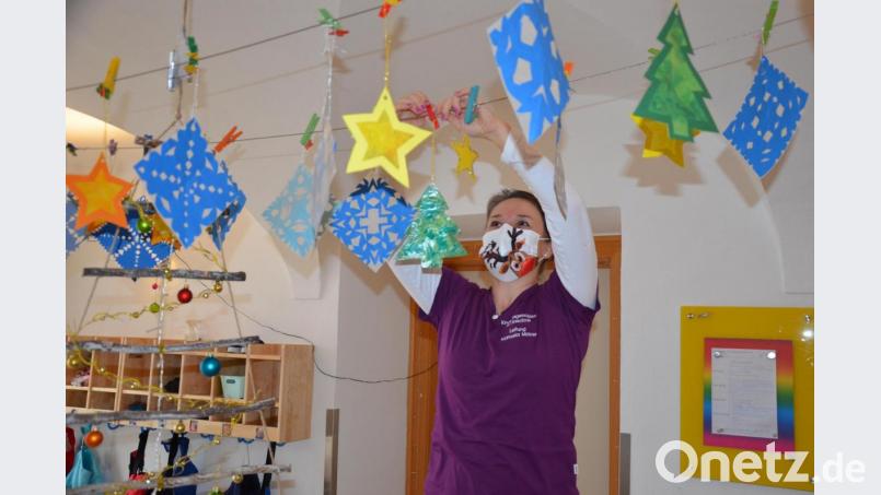 Die Leiterin der Kindertagesstätte St. Jakobus Ensdorf, Manuela Mayer, die Geschenke für die Senioren vorbereitet Bild: Eva Gröninger