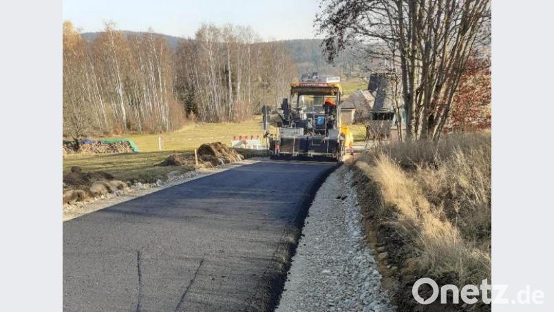 Die neue Decke des Straßenabschnitts am Hainberg zwischen Schneebergweg und Nagel wurde bereits asphaltiert, die Seitenränder sind aufgefüllt. Die Fortsetzung folgt im Frühjahr, Bild: ld