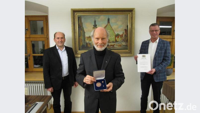 Zusammen mit dem Sprecher der SPD-Stadtratsfraktion Josef Birner, links zeichnete 1.Bürgermeister Hermann Falk rechts den derzeit dienstältesten Hirschauer Stadtrat Günther Amann im Auftrag von Innenminister Joachim Herrmann mit der kommunalen Verdienstmedaille des Freistaates Bayern in Bronze aus. Bild: fg