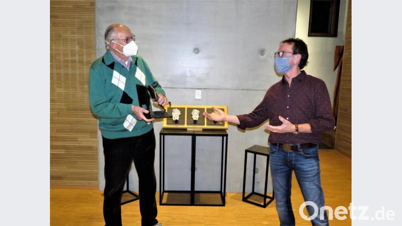 Vereinsvorsitzender Wolfgang Horn gratulierte dem Preisträger Hans-Georg Schulze (von links) herzlich und versprach, dass eine stilvolle Preisverleihung sobald wieder möglich nachgeholt wird. Bild: ubb