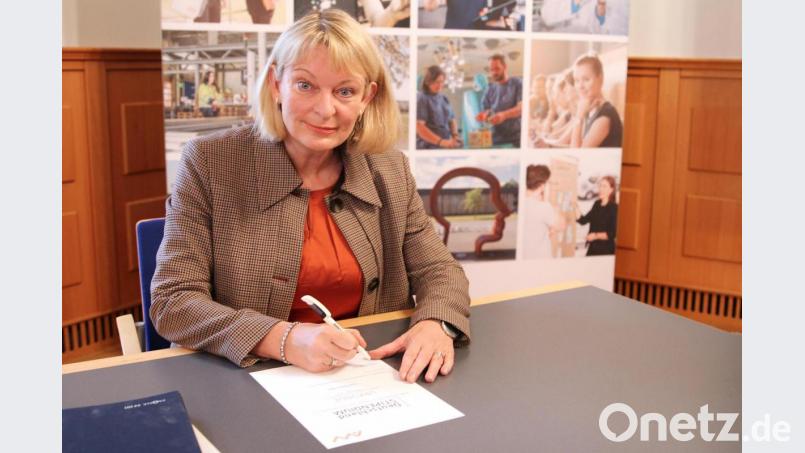 56 Deutschlandstipendiaten – mit Freude über den Rekord unterzeichnet OTH-Präsidentin Prof. Dr. Andrea Klug die Förderurkunden Bild: Wiesel/OTH Amberg-Weiden/exb