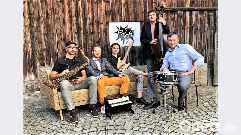 Siegfried Mühlbauer (r.) und die Mitglieder seiner neuen Formation "Bumton" Bild: exb