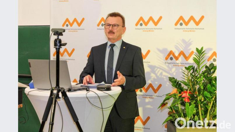 Vizepräsident Prof. Dipl.-Ing. Ulrich Müller begrüßt die StipendiatInnen und FörderpartnerInnen, die am heimischen Bildschirm sitzen Bild: Wiesel/OTH Amberg-Weiden/exb