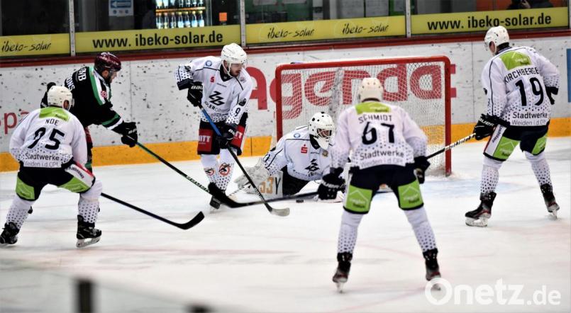 Fünf Weidener, von links Barry Noe, Mirko Schreyer, Goalie Timon Bätge, Marius Schmidt und Michael Kirchberger, können den Ausgleich durch Kyle Gibbons nicht verhindern. Die Blue Devils verloren am Sonntag bei den Starbulls Rosenheim mit 1:3. Bild: Hans-Jürgen Ziegler