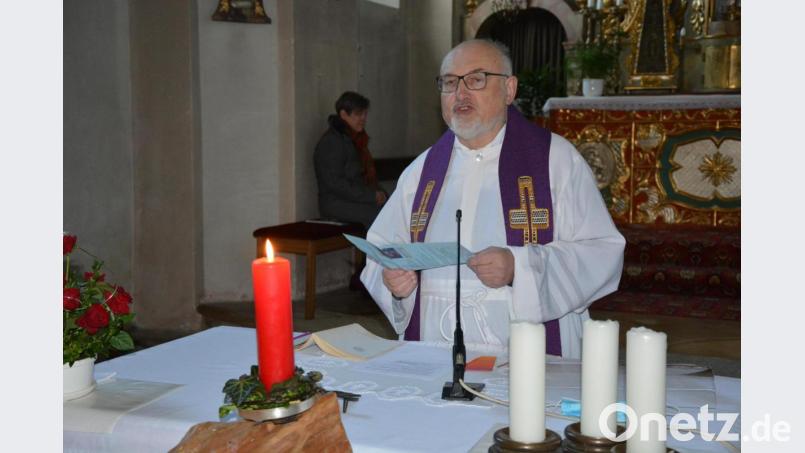 Pfarrer Anton Witt brachte den Adventskranz als ganz besonderes Symbol der Adventszeit den Menschen näher. Bild: jr