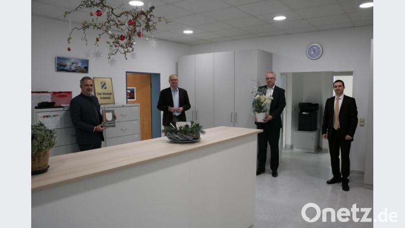Landrat Roland Grillmeier und Veterinäramtsleiter Dr. Klemens Dötsch trafen sich mit Vorstand Rainer Lukas und Dominik Schürz von der Volksbank Raiffeisenbank Nordoberpfalz Nordoberpfalz (von links) zur Einweihung der neuen Räume des Veterinäramts. Bild: Wolfgang Fenzl/Landratsamt Tirschenreuth/exb