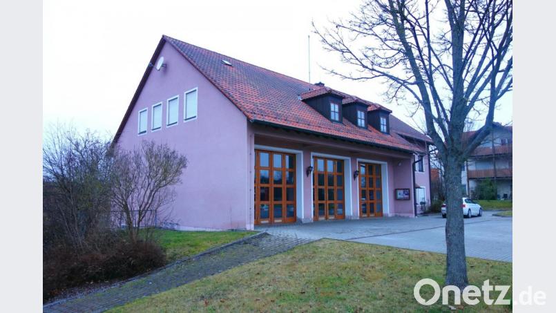 Von außen sind die massiven Schäden am Feuerwehrhaus kaum zu sehen. Betroffen sind jedoch innen Decken und Wände. Bild: fjo
