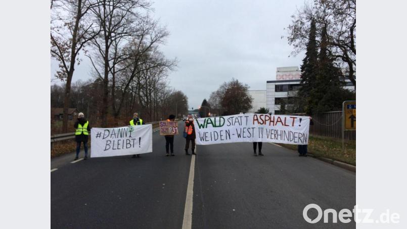 Klimaschützer errichten eine Straßenblockade in der Christian-Seltmann-Straße wegen Gewerbegebiet Weiden-West IV. Bild: uz