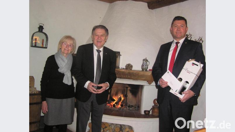 Josef Deglmann freut sich über die Glückwünsche seiner Ehefrau Veronika und Bürgermeister Rainer Rewitzer (rechts). Bild: tu