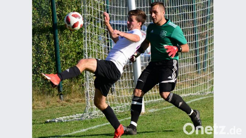 Die Fußballer wie der Schirmitzer Torhüter Luca Wittmann (rechts) hoffen darauf, im Frühjahr endlich wieder kicken zu dürfen. Bild: ham