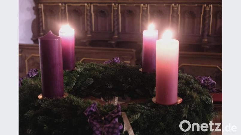 Advent, Advent, die dritte Kerze brennt. Zu "Gaudete" setzten die Gläubigen in einem Wortgottesdienst in der Stadtpfarrkirche der Hoffnungslosigkeit Freude und Zuversicht entgegen. Bild: do