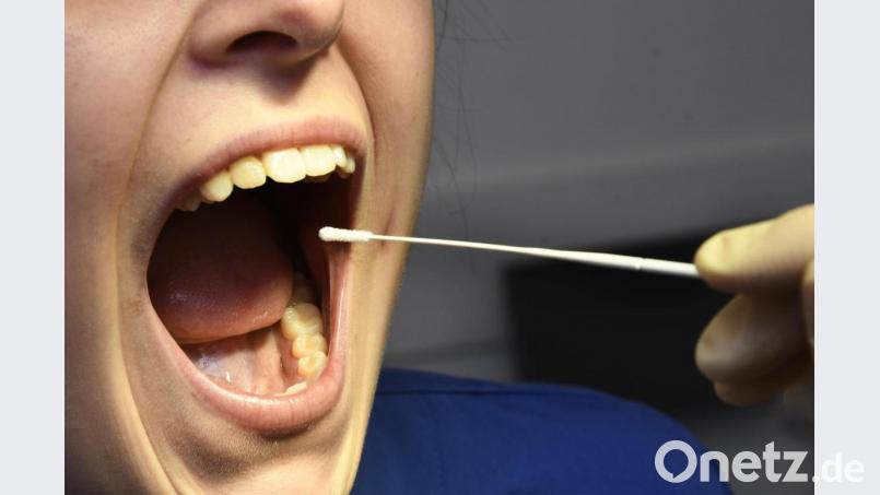 Corona-Schnelltest in einer Amberger Arztpraxis. In Seniorenheimen brauchen Besucher einen solchen Test mit negativem Ergebnis – aber wie soll das an den bevorstehenden Feiertagen bewerkstelligt werden? Das Gesundheitsamt hat auf diese Frage keine Antwort und hat sich deshalb an den Amberger Oberbürgermeister und den Landrat gewandt. Bild: Petra Hartl