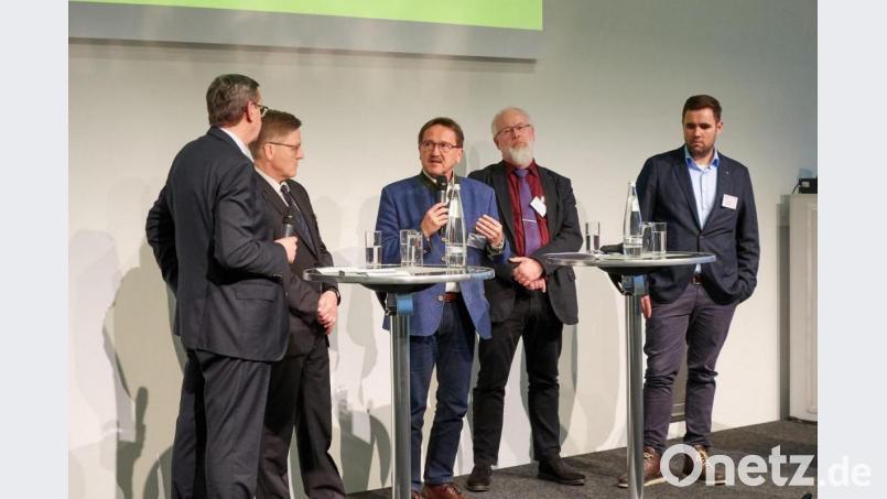 Hans Donko, Vorsitzender der Steinwald-Allianz, stellte sich beim Zukunftsforum gerne den zahlreichen Fragen. Im Bild von links Moderator Harald Hoppe, Professor Karl-Heinz Thiemann, Hans Donko, Gerit Cöster (Thema Flurbereinigung) und Projektleiter Timo Wiemann (&quot;Dörpsmobil&quot;). Bild: ckl