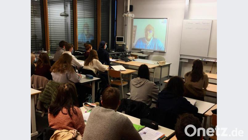 Die Elftklässler lauschten bei der Skype-Konferenz dem US-Experten Charles T. Julien. Bild: Stiftland-Gymnasium/exb
