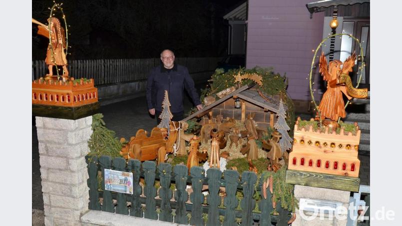 Die von Hobbyschnitzer Willi Helgert aus alten Brettern hergestellte Krippe ist eine der Stationen auf dem Waidhauser Krippenweg. Bild: fjo