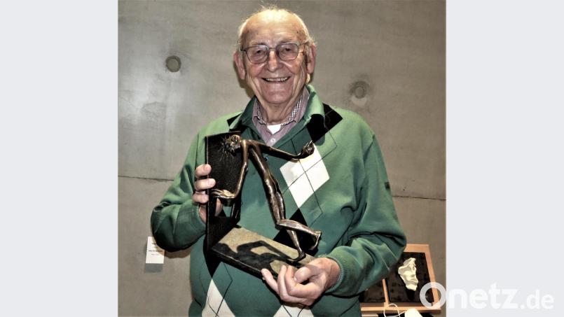 Hans-Georg Schulze, der strahlende Träger des ersten Kunstpreises, vergeben vom Verein Kunsthaus Waldsassen, zeigt stolz seine Skulptur &quot;&quot;Zielgerichtet&quot;. Mit dieser Arbeit konnte er die Jury überzeugen. Bild: ubb