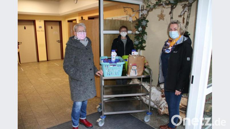 Conny Spitaler (links) und Claudia Wolf (rechts) überbringen im Namen der SPD Schokolade und Hygieneartikel für das Seniorenheim in Gmünd. Heimleiterin Martina Günther nimmt die Geschenke freudig in Empfang. Bild: sne