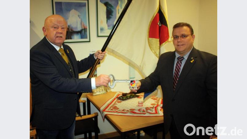 Günter Bogner (links) übergibt den Schlüssel an seinen Nachfolger Hartmut Schütze. Bild: R. Kreuzer