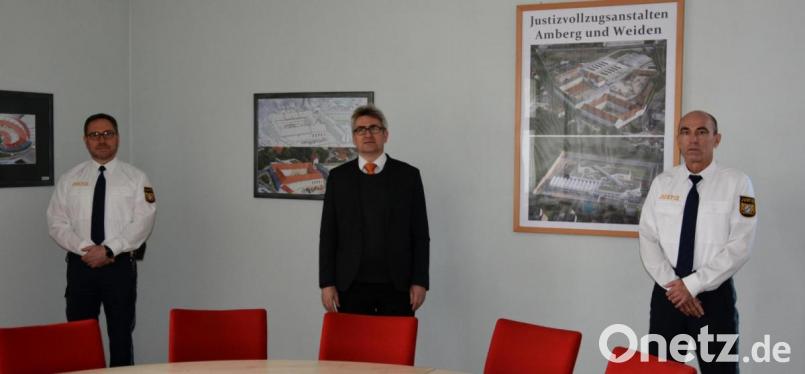 Der 51-jährige Oberinspektor im Justizvollzugsdienst Andreas Geppert (links) wurde zum neuen Leiter des allgemeinen Vollzugsdienstes bestellt. Sein Vertreter ist Inspektor im Justizvollzugsdienst Gernot Kranl (rechts). Der Leiter der JVA Amberg, Leitender Regierungsdirektor Wilfried Schmalzbauer (Mitte), überreichte die Bestellungsurkunden. Bild: has