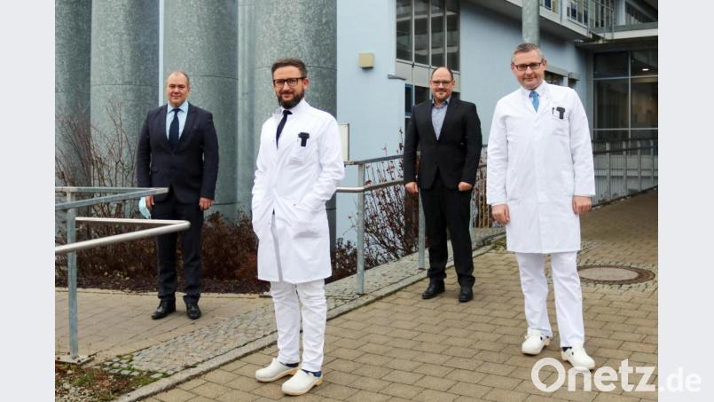 Die neue Sektion „Sportmedizin und rekonstruktive Gelenkchirurgie“ leitet Dr. Markus-Johannes Rueth. Im Bild von links Geschäftsführer Alexander Meyer, Dr. Markus-Johannes Rueth, stellvertretender Geschäftsführer Andreas Plannerer und Chefarzt Dr. Philipp Koehl. Bild: Klinikum Fichtelgebirge/exb