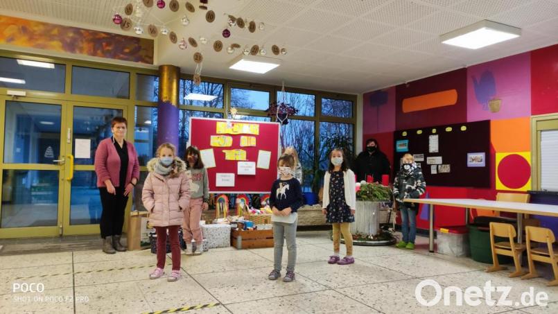 Sechs Schüler stehen stellvertretend für die 6 Klassen der Grundschule Krummennaab. Rechts hinten Karin Krenkel vom Kinderhaus Steinwaldwichtel Premenreuth, links hinten Sigrid Reger-Scharf, Schulleiterin er Grundschule Krummennaab. Bild: Grundschule Krummennaab/exb