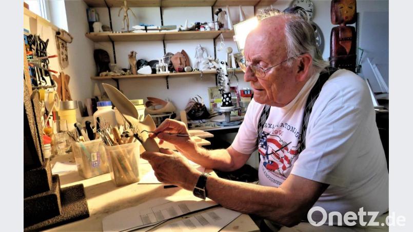 Hans-Georg Schulze bei der Arbeit. Seine Plastiken und Skulpturen entstehen in seiner Werkstatt, die er sich in seiner Garage eingerichtet hat. Bild: ubb
