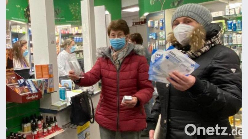 Die Nachfrage nach FFP2-Masken war gleich zum Start der Aktion riesengroß. Unser Bild entstand in einer Apotheke in Nabburg. Bild: Claudia Völkl