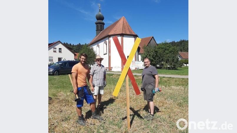 Mitglieder der Interessengruppe &quot; Bahnstrom -so nicht!&quot; markieren den Trassenverlauf mit Andreaskreuzen, zum Beispiel in Frankenhof vor der Filialkirche St. Margarethe. Bild: no