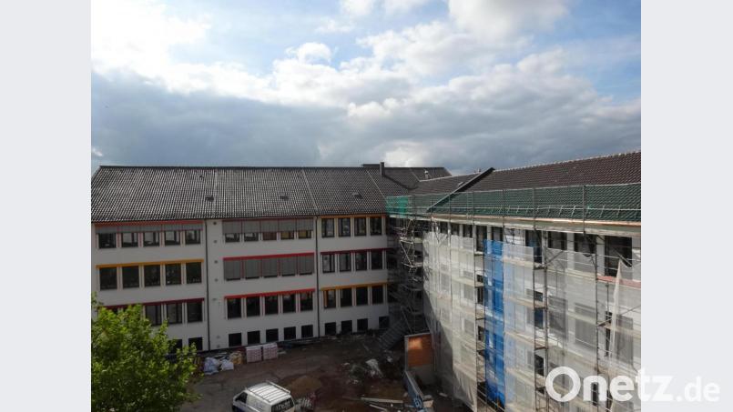 Die Grund- und Mittelschule Schwazenfeld wird saniert. Auf die Dachflächen sollen Photovoltaikanlagen. Bild: mab