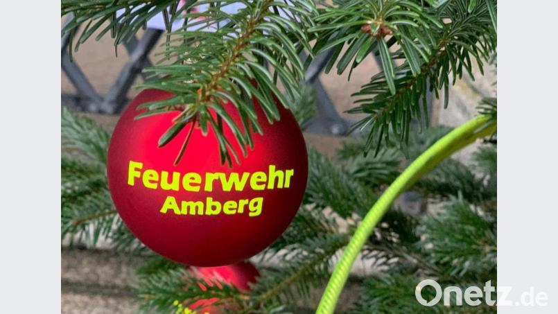 Feuerrot mit gelber Aufschrift: So sehen die Christbaumkugeln aus, die die Amberger Jugendfeuerwehr gebastelt hat. Bild: Jugendfeuerwehr Amberg