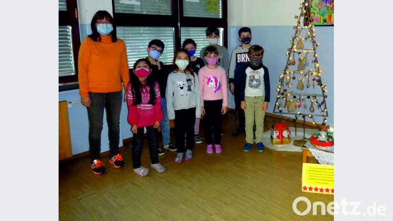 Die Hortgruppe der Kita St. Josef in Hahnbach veredelt diverse Altmaterialen zu einer Weihnachtsdekoration. Bild: Stephanie Fuchs/Raiffeisenbank/exb