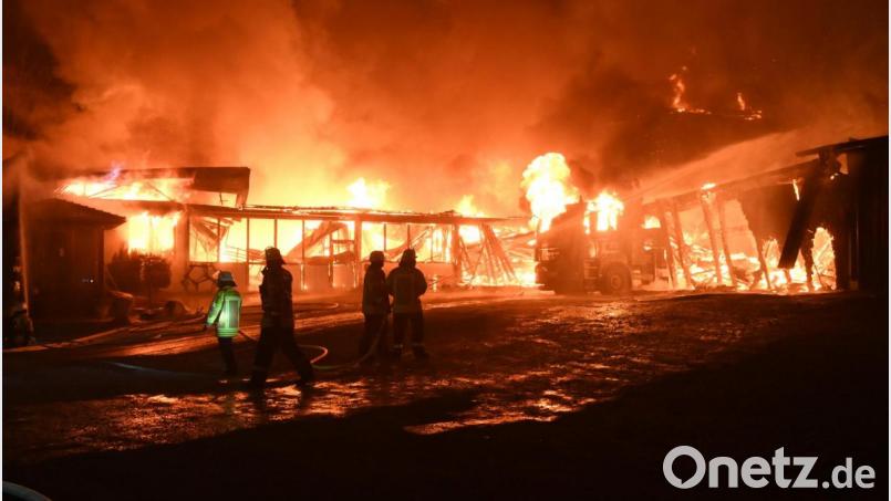 Ende November standen Hallen der Zimmerei Holzner in Flammen. Bild: gf
