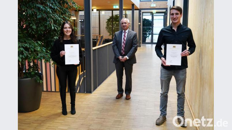 Anna Schwarzmaier und Johannes Bayer erhielten von ALE-Behördenleiter Thomas Gollwitzer die Urkunden für den Förderpreis der Bayerischen Verwaltung. Bild: Stefan Neumann/Amt für Ländliche Entwicklung/exb