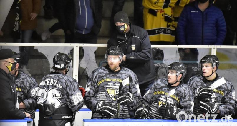 Hier noch im Trikot des ERSC Amberg mit der Rückennummer 26: Der Kanadier Liam Blackburn geht vom Eis. Obmann Chris Spanger hofft, dass er und David Norris wieder zum ERSC zurückkehren werden. Archivbild: Hubert Ziegler