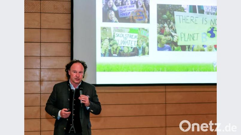 René Guhl, Geschäftsführer der Privatmolkerei Bechtel, stellte dem Marktrat das Konzept der Bio-Abfallvergärungsanlage vor. Bild: Hösamer
