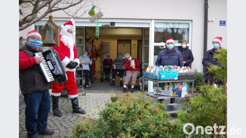 Anders ging&#039;s aufgrund der Coronapandemie nicht. Nur traute Klänge drangen zu den Bewohnern ins Heim. Der Kontaktclub musste draußen bleiben. Bild: az