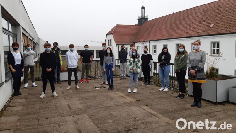 Lehrerin Tanja Kippes und Rektorin Annette Spreitzer-Hochberger freuen sich über das gelungene Projekt der 9. Klasse. Bild: Lowak