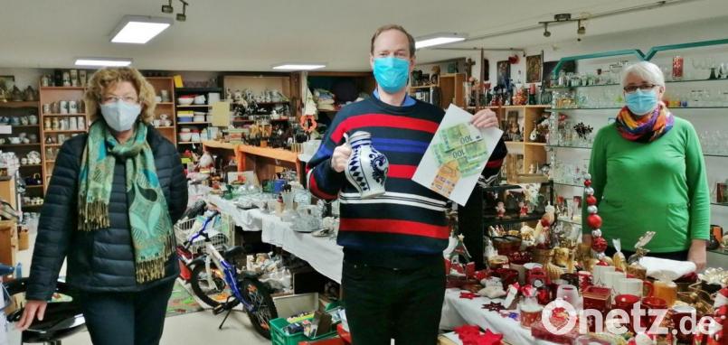Dankbar nimmt Pfarrer Matthias Weih die als Christbaum drapierten Geldscheine des Schnäppchen- und Flohmarktladens entgegen. Die 500-Euro-Spende überreichen Gudrun Quarder (links) und Ladenchefin Veronika Pröls (rechts). Bild: rha