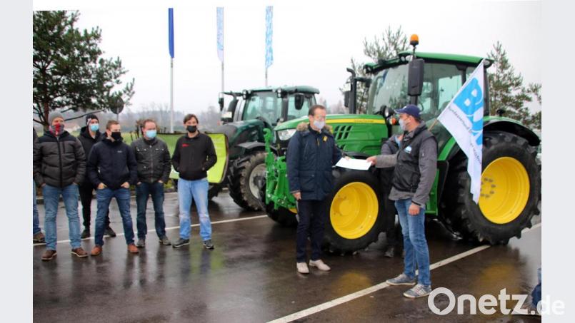 Bechtel-Bereichsleiter Georg Müller übergibt den Milchbauern seine Antwort auf die BDM-Forderungen. Bild: jrh