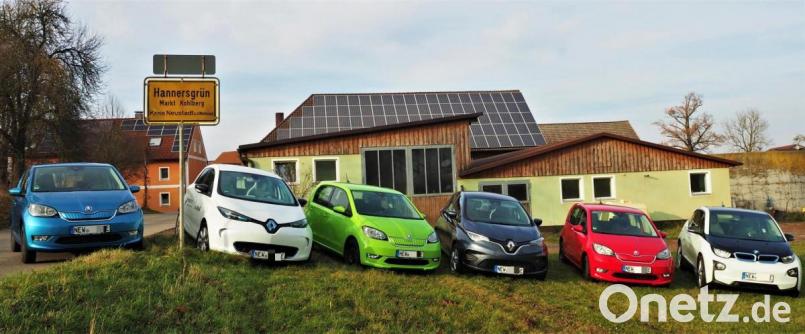 Ein Hingucker ist diese bunte Flotte von Elektroautos in Hannersgrün. Drei Familien mit je zwei der umweltfreundlichen Stromer. Damit ist der kleine Ortsteil Spitze im Landkreis, was die Dichte an Elektroautos angeht. Bild: jml