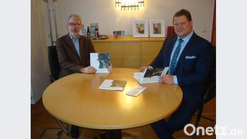 Autor Manfred Knedlik (links) und Bürgermeister Stefan Grillmeier stellten das neue Buch über den Grafiker und Kupferstecher, den ehemaligen Mitterteicher Künstler Herbert Molwitz vor. Bild: wmr
