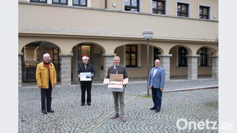 Die beiden DAGA-Präsidenten Helmuth Wächter und James P. Federline überreichten an Landrat Roland Grillmeier und Sozialamtsleiter Wolfgang Jäger (von links) eines der Pakete, die ab Montag an Bedürftige verteilt werden. Bild: Walter Brucker/Landratsamt Tirschenreuth/exb