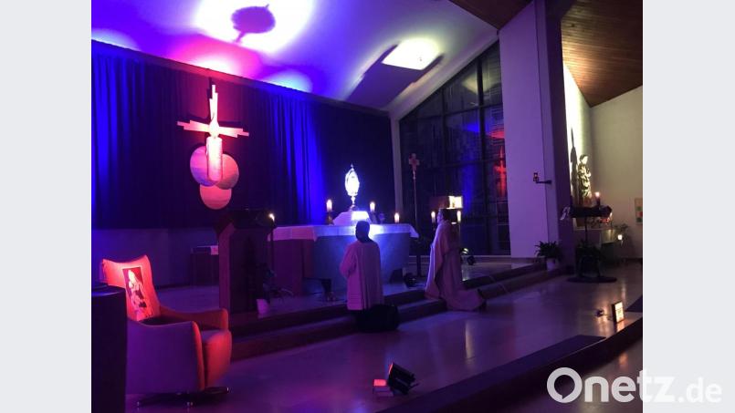 in der modern und stimmungsvoll beleuchteten Pfarrkirche feierte Pfarrer Josef Hausner ein Modernes Abendgebet im Scheinwerferlicht (Maisl) mit den Firmlingen. Bild: adj