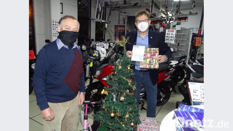 In Zeiten von Corona mit Maske: Unternehmer Peter Stadler (links) übergibt einen Scheck über 2500 Euro an Harald Hollnberger (rechts), den Ärztlichen Direktor des Klinikums St. Marien. Das Geld kommt dem Modellprojekt &quot;Integrative Onkologie&quot; zugute. Bild: Houschka