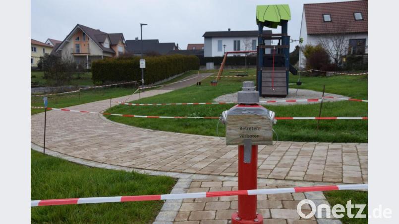 Nur Fußgängerweg und keine Fahrtraße! Der Fußweg neben dem Spielplatz von der Bergheimer Straße zum neuen Wohnbaugebiet Ledererhang wurde in den vergangenen Tagen öfter von PKW´s und anderen Fahrzeugen befahren.. &quot;Das geht nicht&quot;, so die Meinung im Marktgemeinderat!&quot; Bild: bö