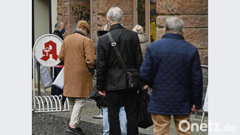 Auch zur Ausgabe von FFP-2-Masken an Risikogruppen gab es viele Fragen. Am Dienstag begann nun die Ausgabe, vor vielen Apotheken bildeten sich deshalb Schlangen. Die Fragen zu Corona werden deshalb aber nicht weniger. Bild: Martin Schutt/dpa